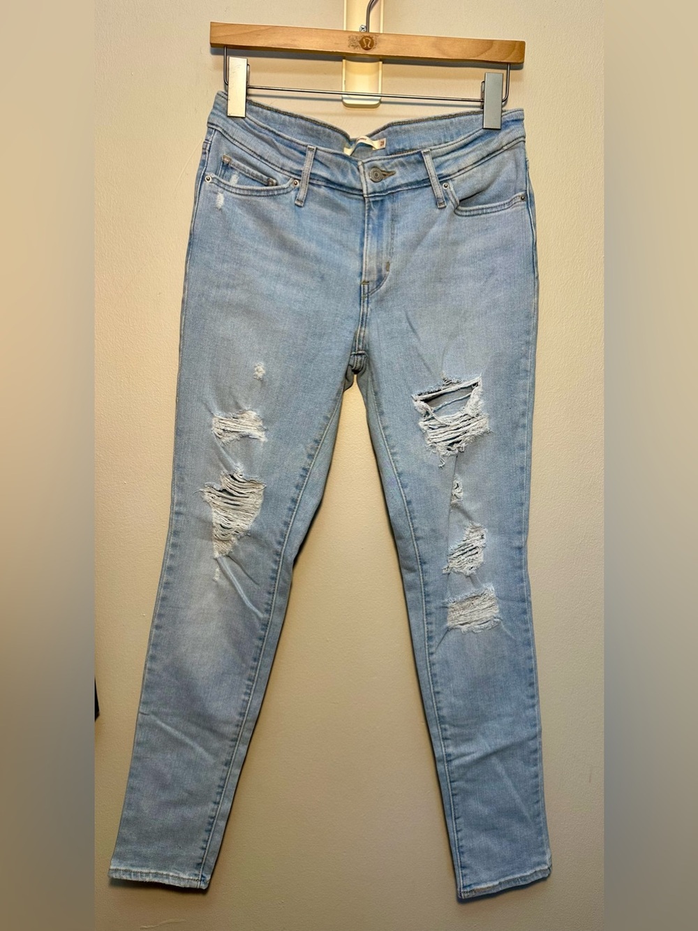 Levi’s 711 Skinny High-Rise Light Wash Distressed Jeans Size (28) Inseam 29”